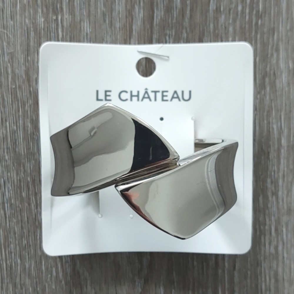 Le Chateau Hinged Silver Bangle